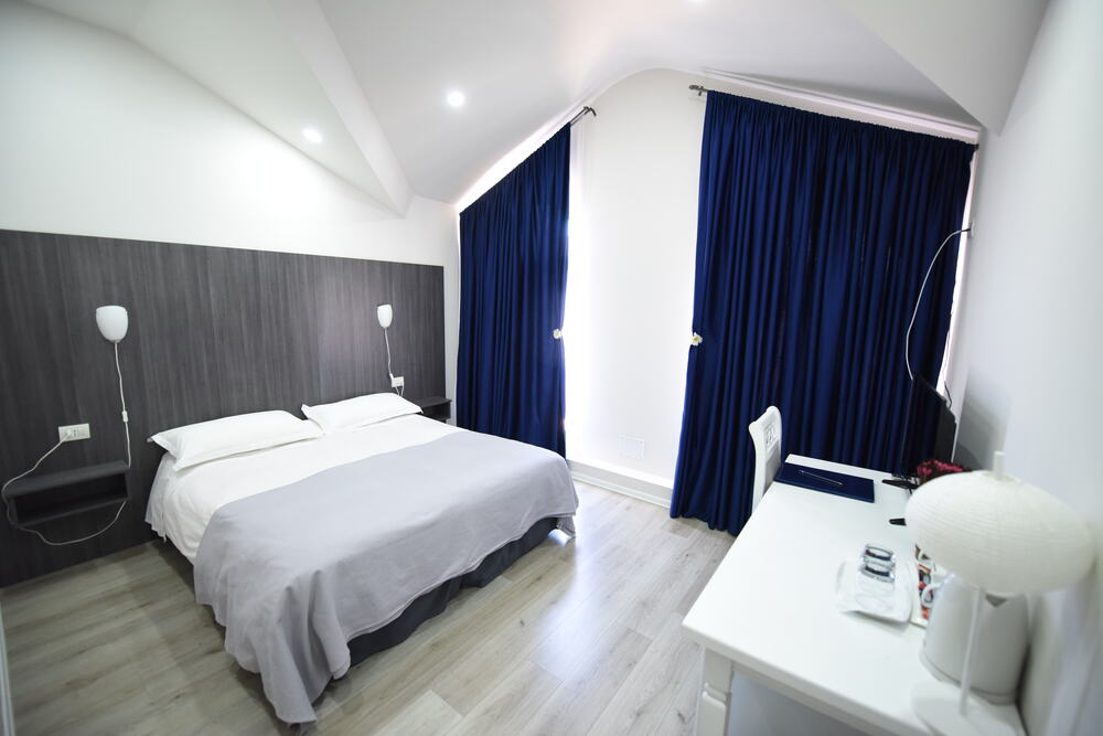 DELUXE DOUBLE ROOM